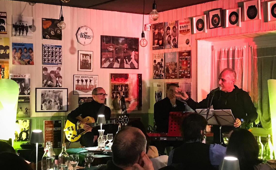 Riccardo Cortazza durante il racconto su Paul Mac Cartney