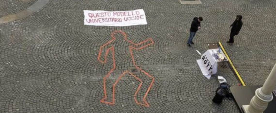 Collettivo studentesco disegna una sagoma di un cadavere in rettorato