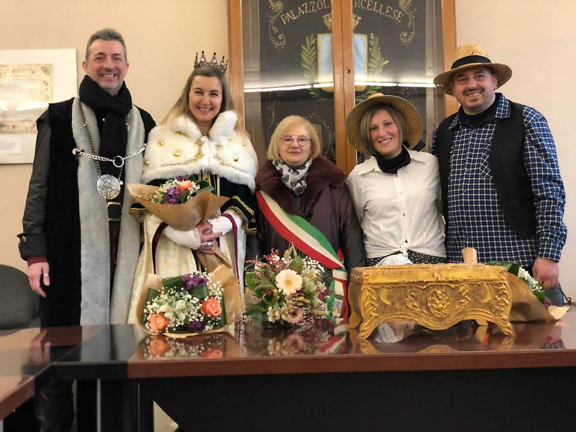 Le maschere di Trino e Palazzolo con il sindaco Giorcelli
