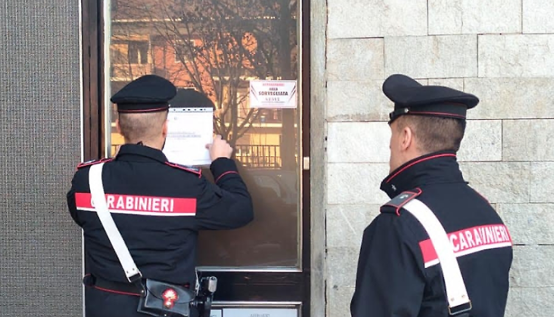 I carabinieri appongono i sigilli 