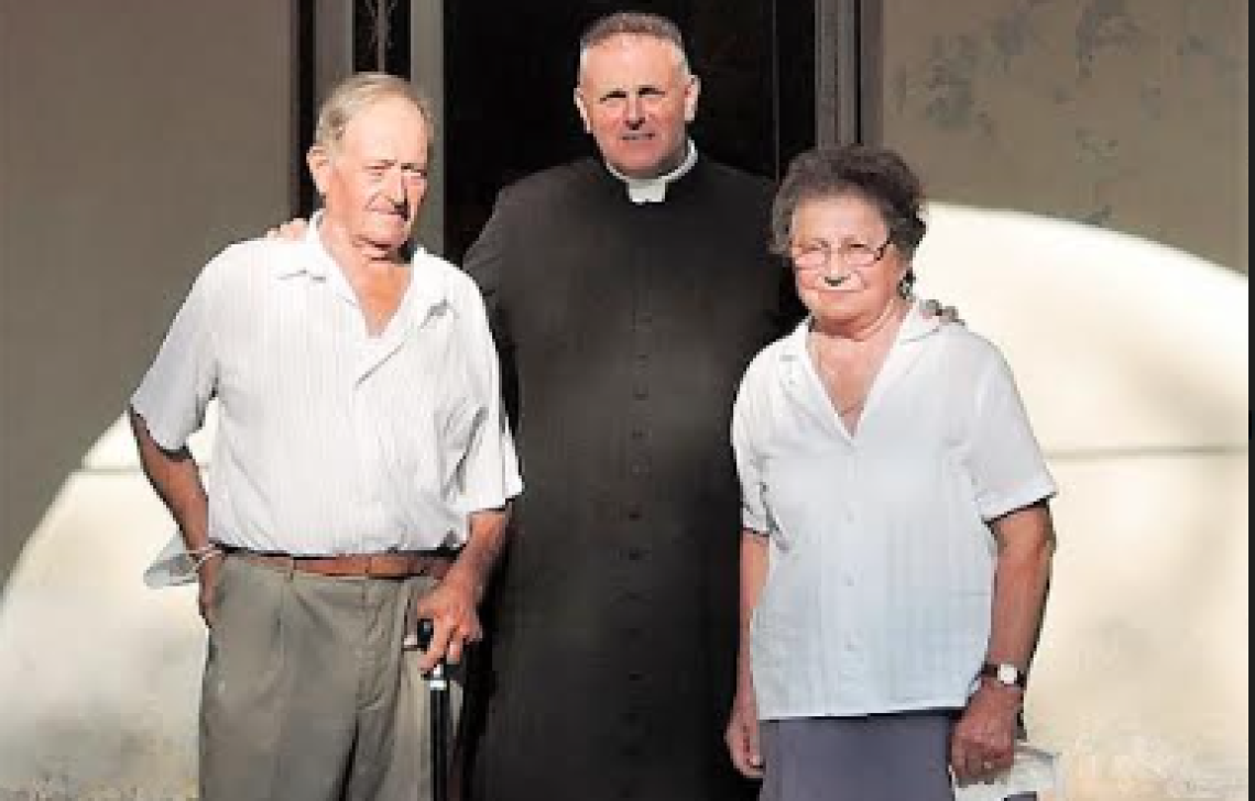 Benigno Mondino con il parroco e sua moglie