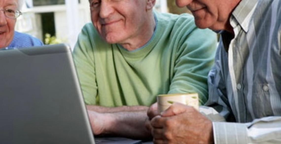 Over 60 intenti a studiare (immagine d'archivio)