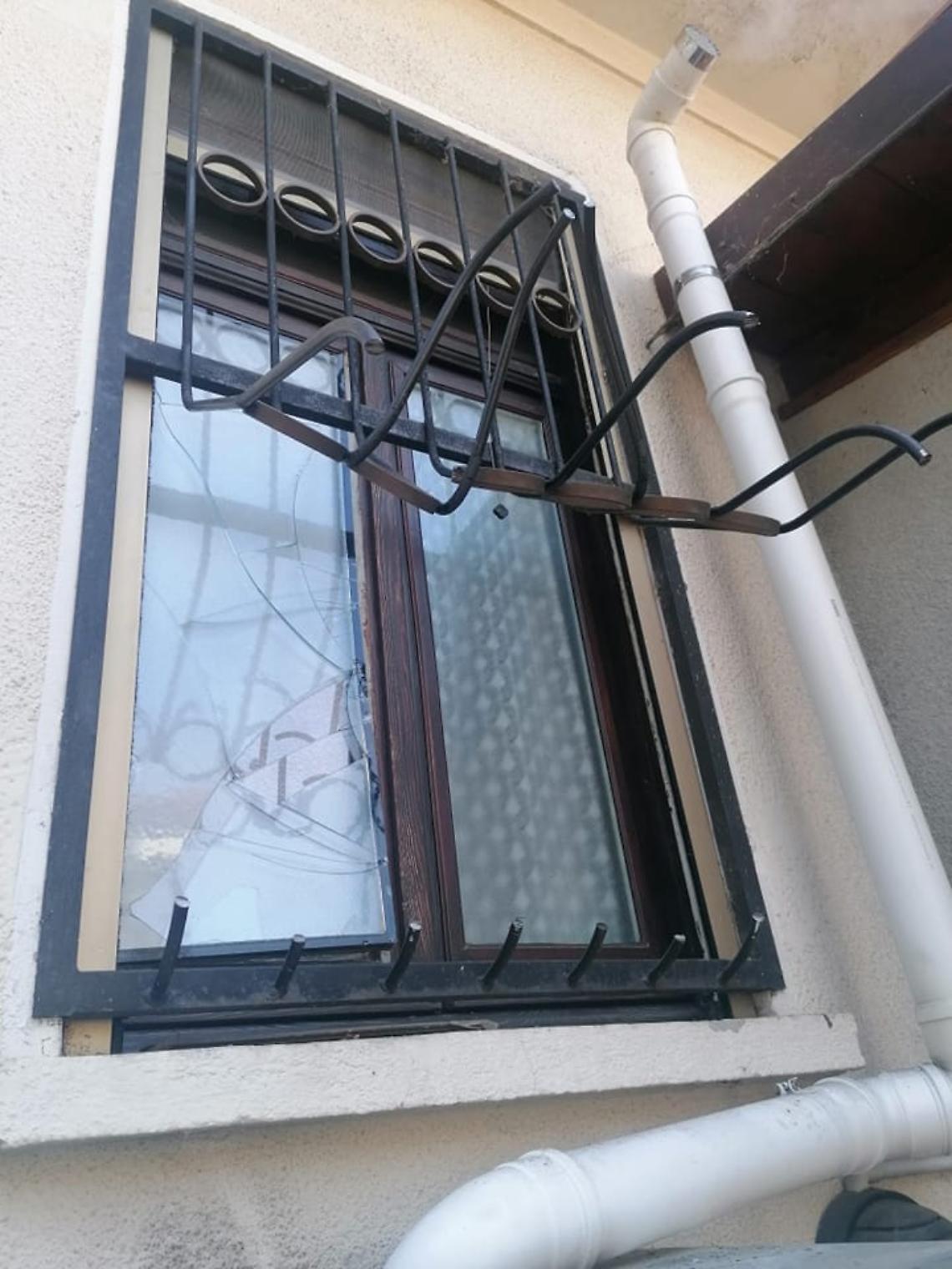 Ladri o fabbri? Segano le grate della finestra e poi svaligiano la casa