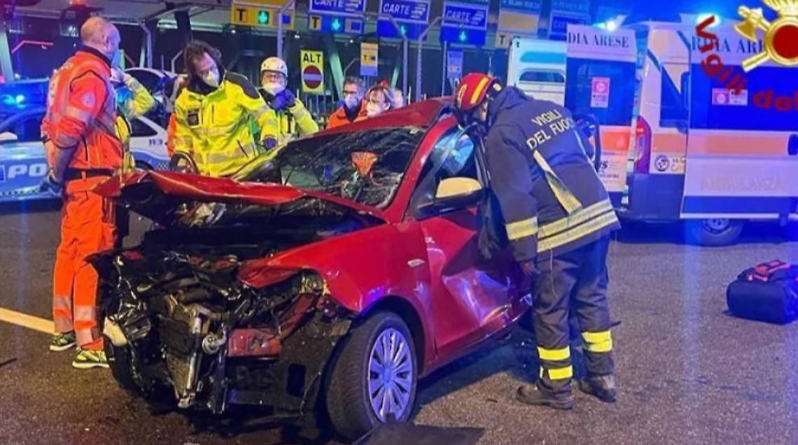 Erano ferme al casello autostradale per pagare il biglietto. Due donne sono state tamponate e sono morte
