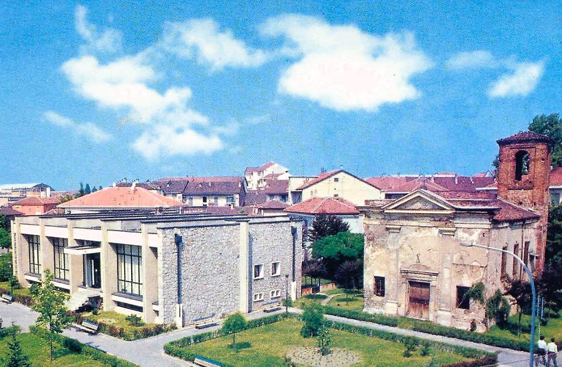 IN FOTO Primi anni Settanta del XX seco lo, la Biblioteca civica «Cesare Gasti» accanto all’antica chie sa cimiteriale di San Pietro