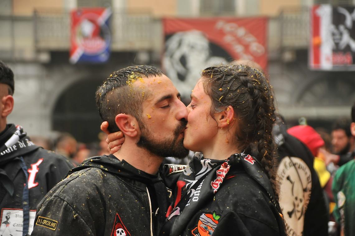 Baci, abbracci e linguacce di Carnevale a Ivrea (foto)