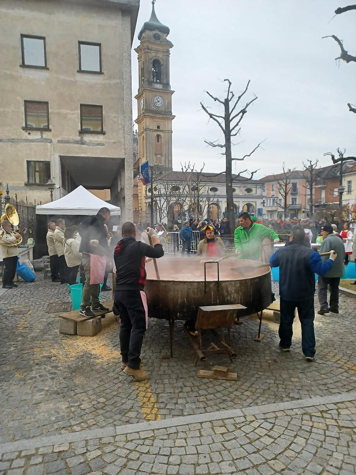 La cottura dei fagioli in piazza Martiri della Libertà