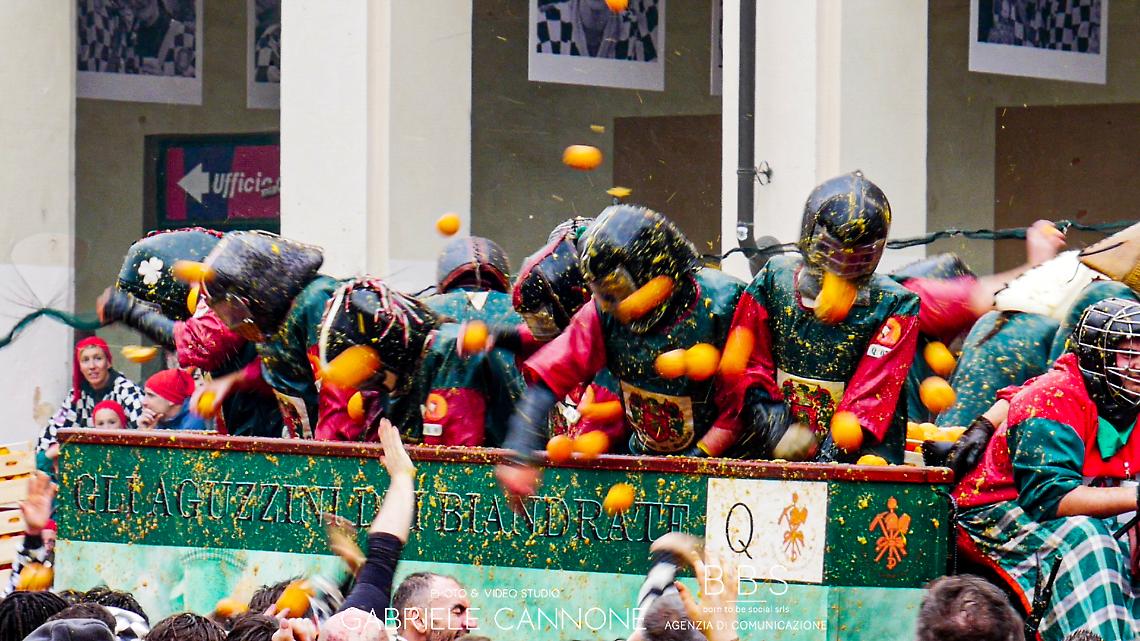 Il "business" delle arance del Carnevale di Ivrea e tutte le "balle" che si raccontano