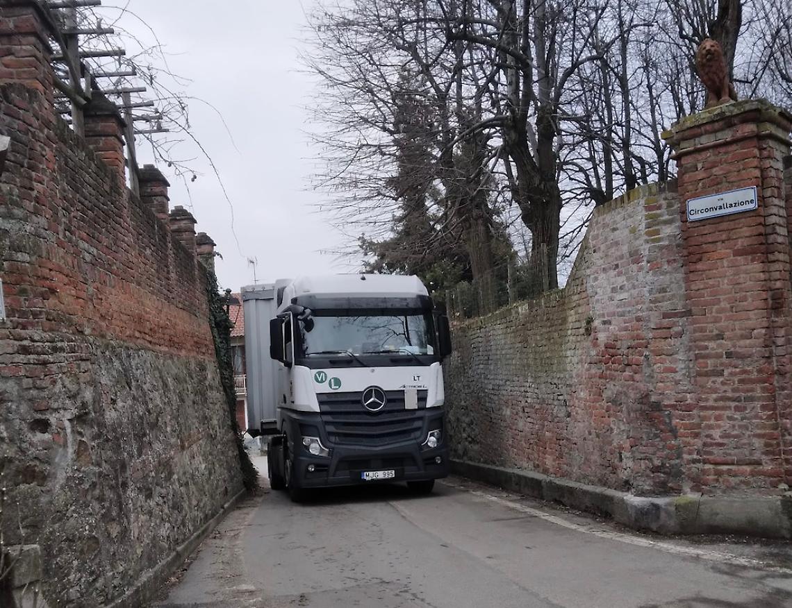 Il tir incastratosi questa mattina a Sciolze