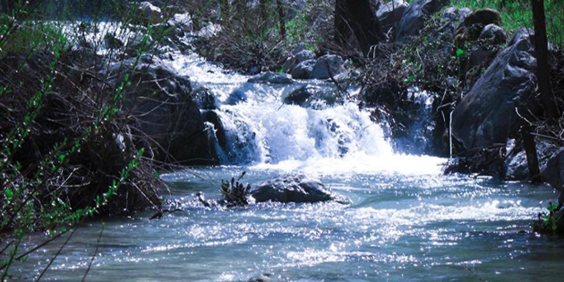 Acque di fiume (immagine d'archivio)