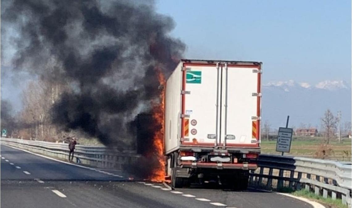 Un camion va a fuoco: chiuso il raccordo Torino - Caselle
