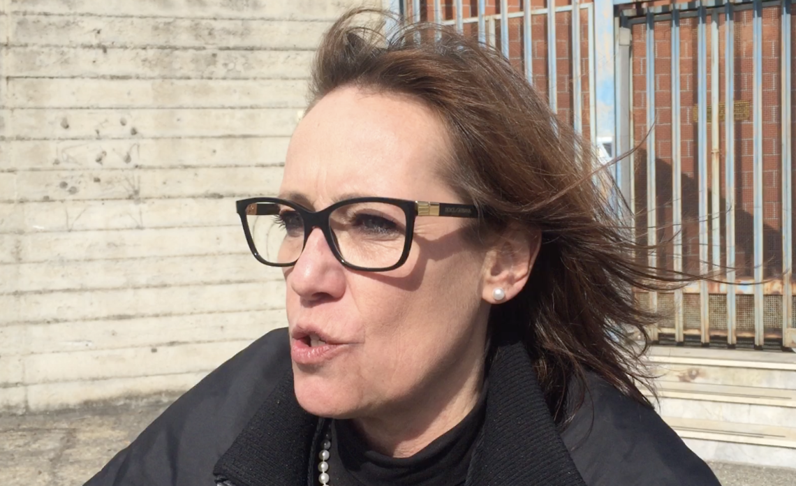 Ilaria Cucchi davanti al carcere di Ivrea