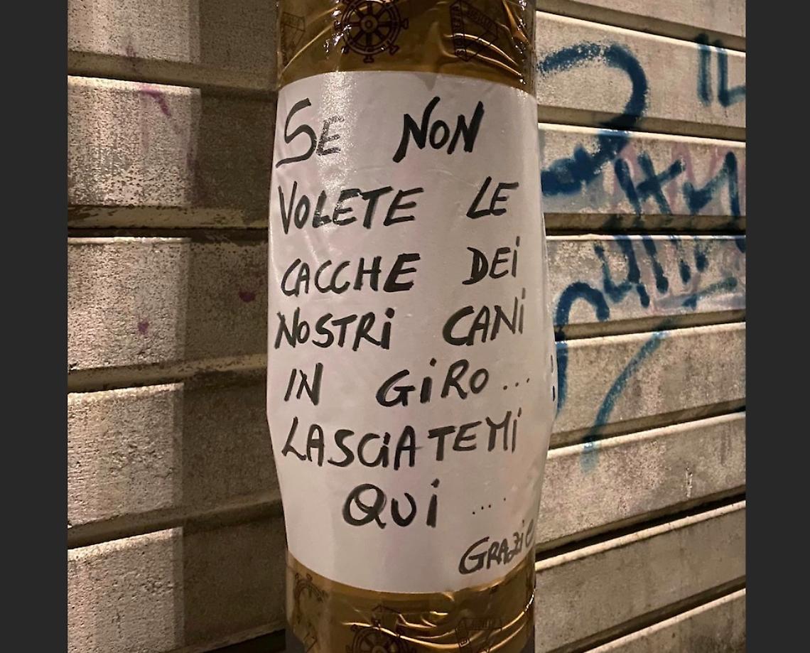 Il cartello messo a fianco al nuovo cestino