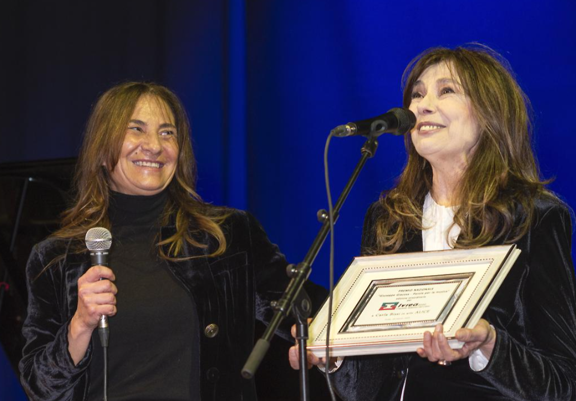 Alice (al centro) premiata dall'Assessore alla cultura di Ivrea Costanza Casali (sinistra) e dal Sindaco Stefano Sertoli (destra) - credit Ernani Orcorte