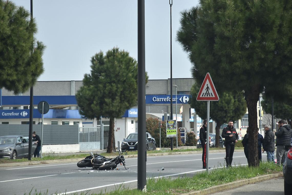 Auto si schianta contro una moto, giovane 24enne finisce in ospedale