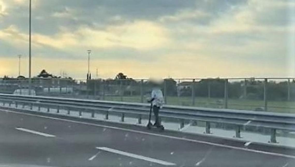 Con il monopattino in AUTOSTRADA, 40enne multata!