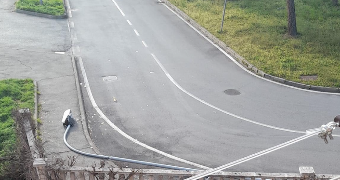 VENTO FORTE: un palo della luce sradicato da terra