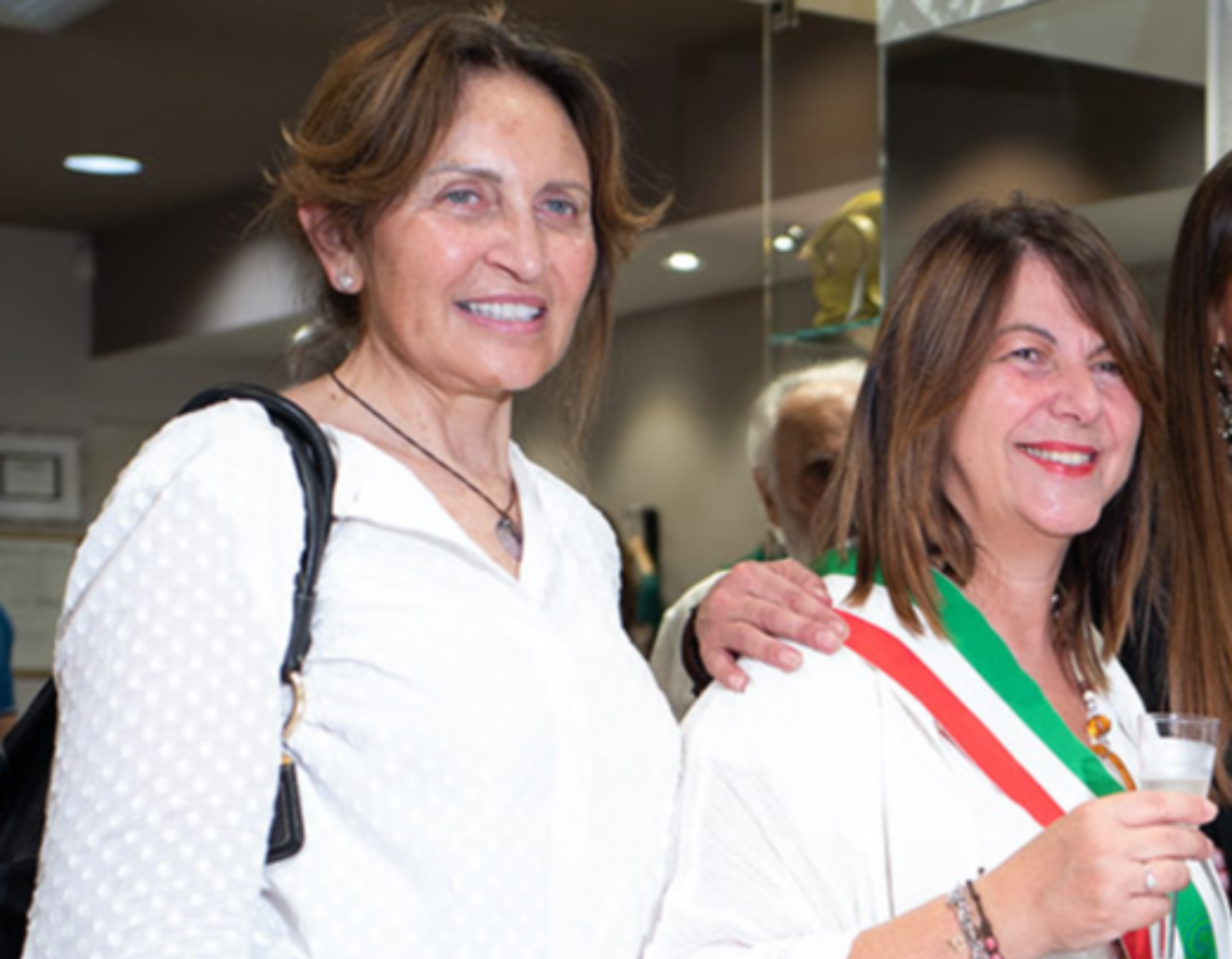 Piccoli con la fascia da sindaco &egrave; con la ex senatrice Virginia Tiraboschi