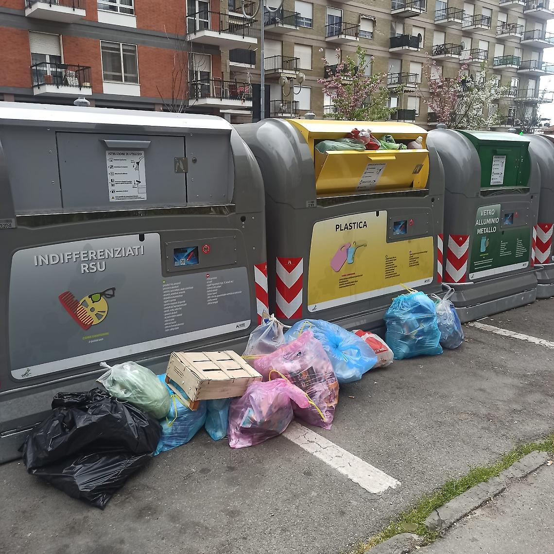 CAOS RIFIUTI: bidoni pieni e i cittadini abbandonano l'immondizia in strada