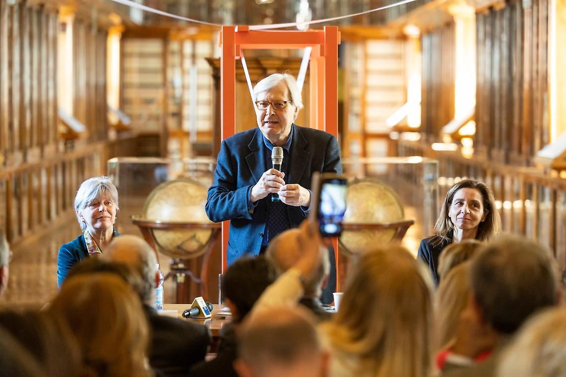Sgarbi inaugura la mostra "Il genio e il suo tempo. A tu per tu con Leonardo"