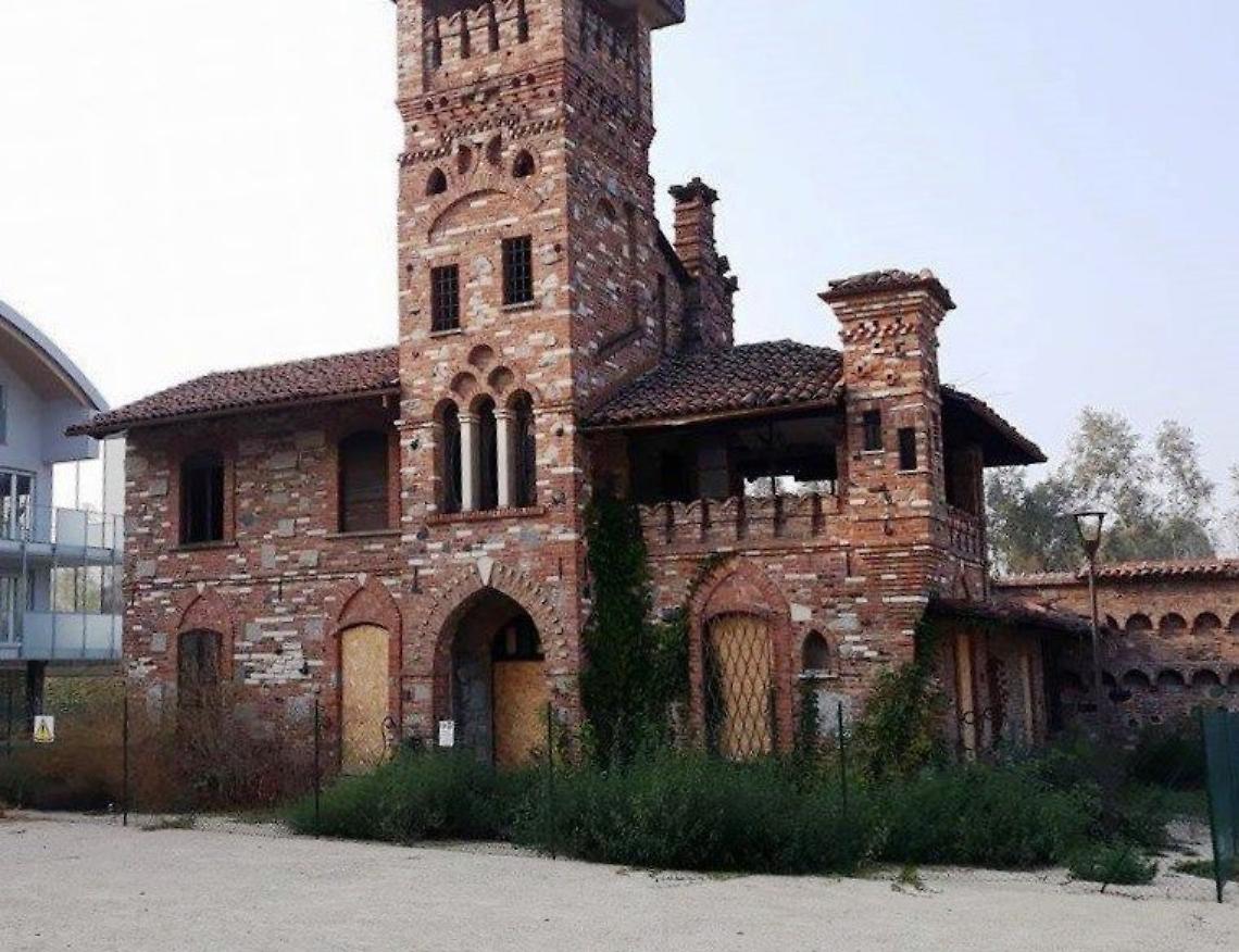 300 MILA EURO per ristrutturarlo ma il castello È ABUSIVO DA 60 ANNI