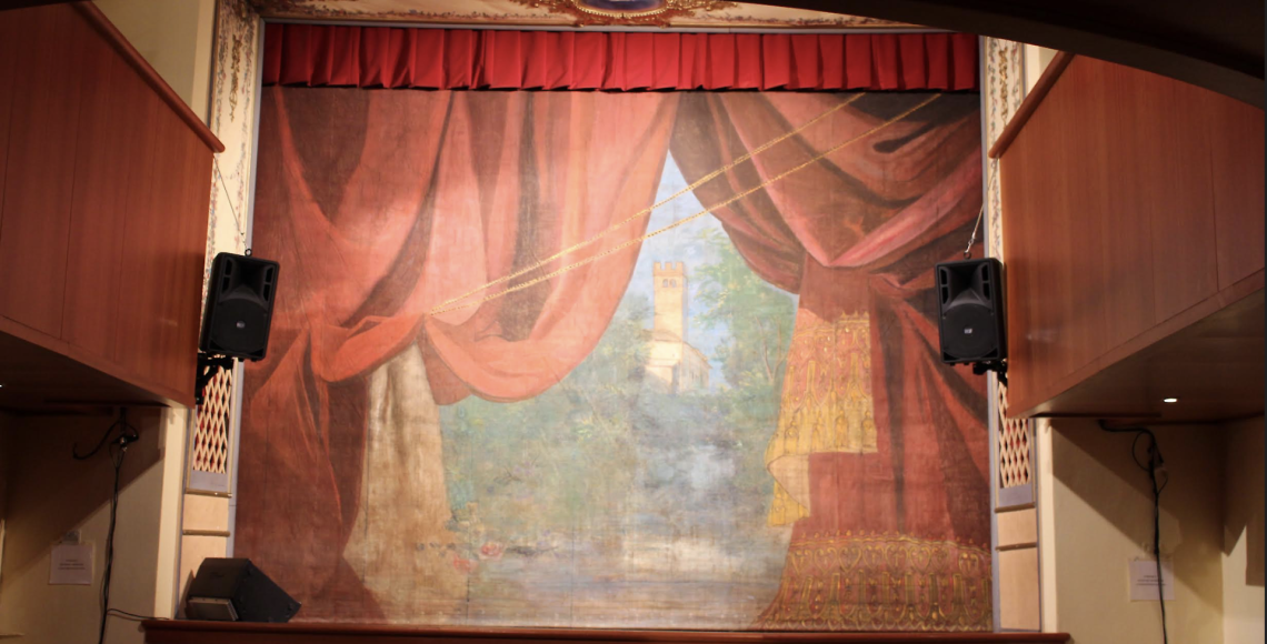Il fondo del teatro realizzato dai pittori rivaresi