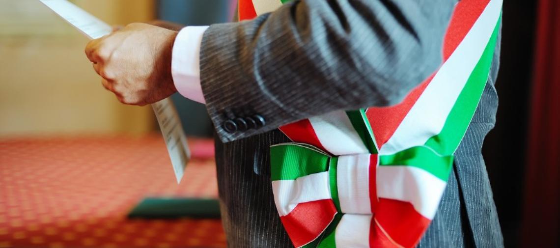 "La giunta che risparmiava sulle luci di Natale, ora si alza lo stipendio!"