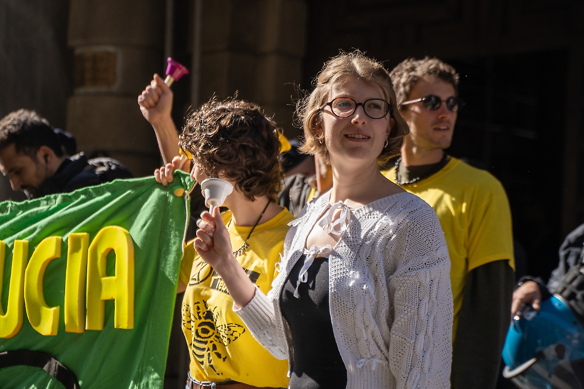 Vestite da Minions suonano campanelle davanti a Palazzo Lascaris