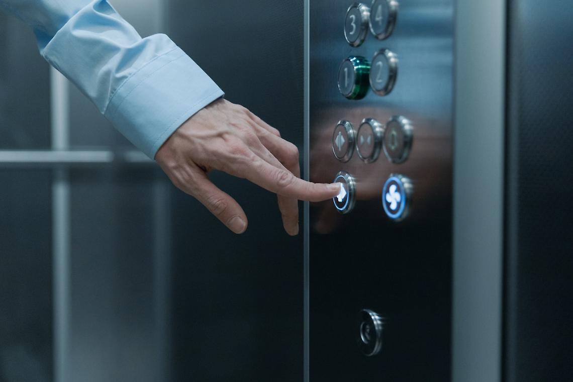 L'ordinanza del Comune chiude l'ascensore della Rsa: "Si rischia il contatto elettrico e mancano i tasti"