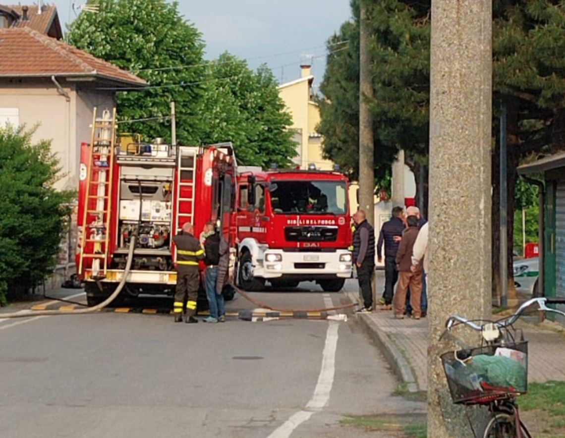 Un gruppo di ragazzini dietro l'incendio di una villa abbandonata?