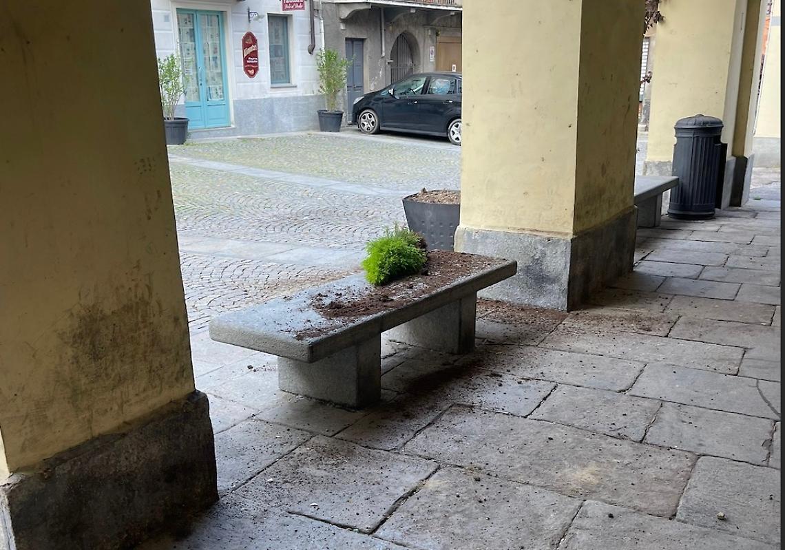 I vasi ribaltati di fronte al Municipio