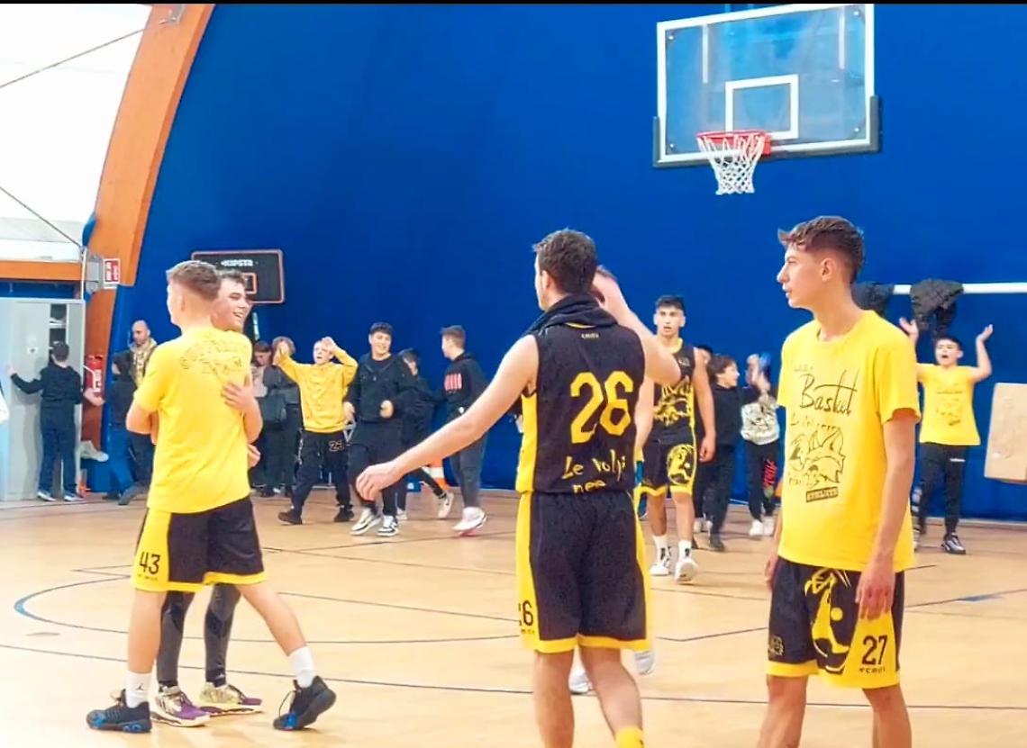 Esposto ai Carabinieri contro il campo da basket: troppi rumori