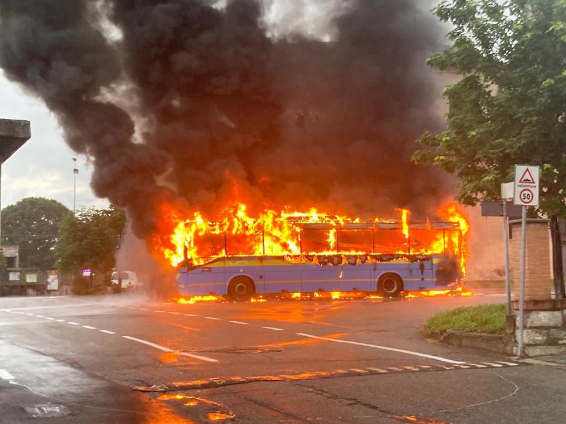 L'autobus in fiamme