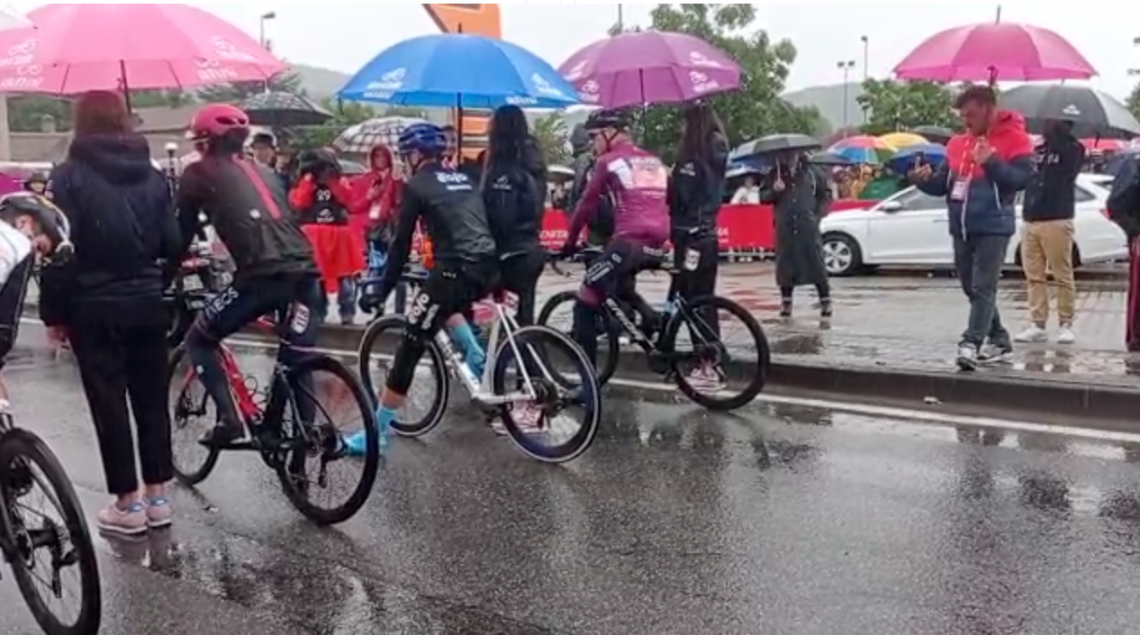 Pioggia e neve, annullata la prima parte della tappa del Giro d'Italia da Borgofranco d'Ivrea