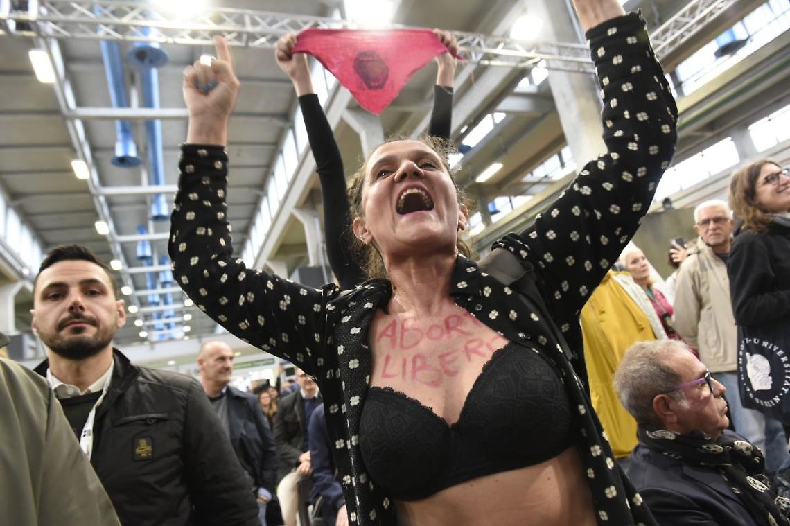 Salone del Libro: "Fuori lo Stato dalle mie mutande!" contestata la ministra Roccella