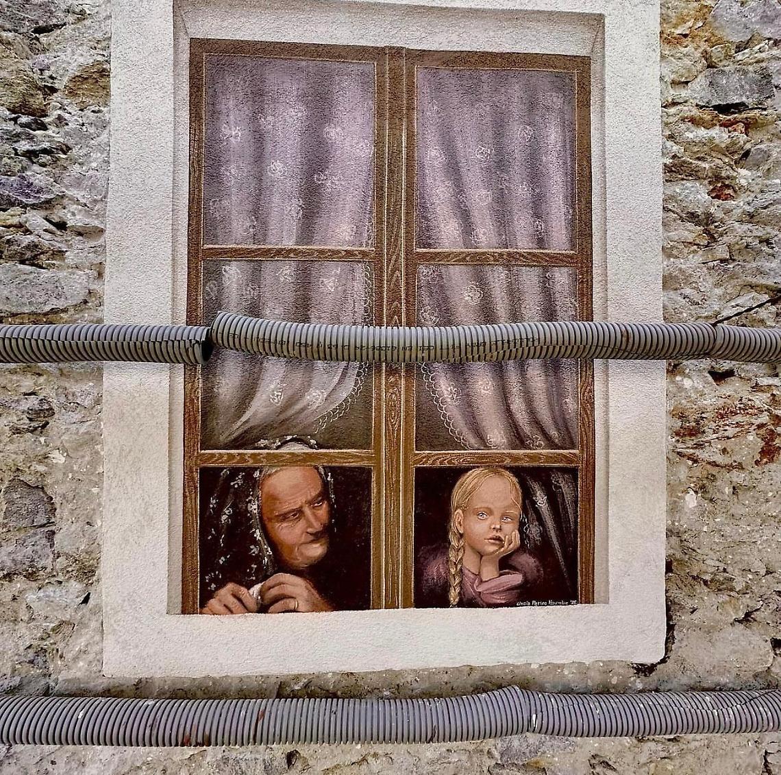 I murales di Cinzia Perino su Casa Bringhen 