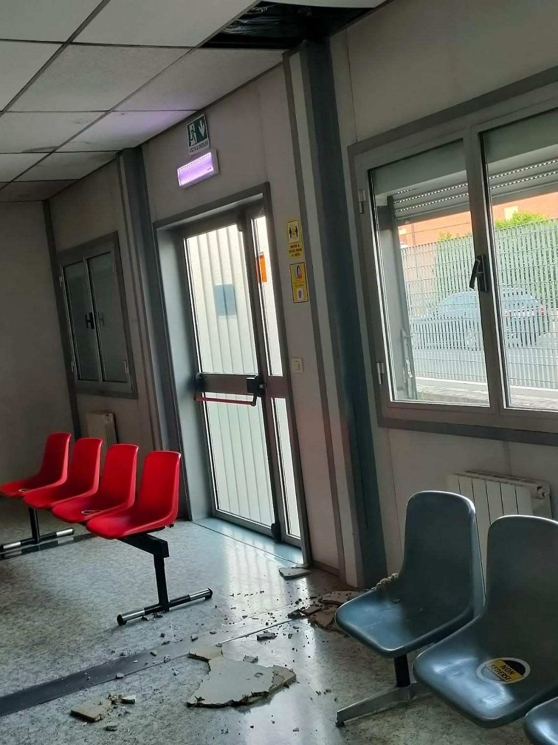 Crolla un pezzo di controsoffitto al Poliambulatorio