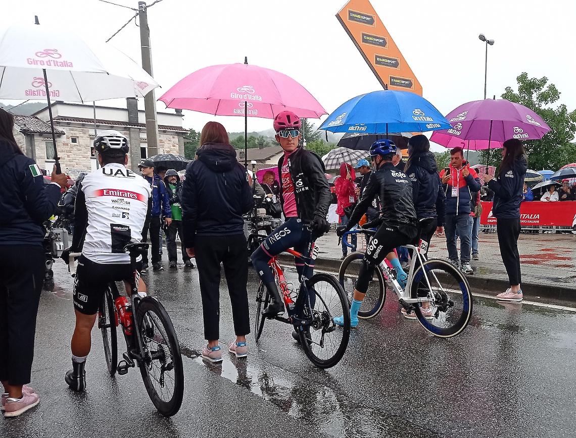 La "partenza" dei ciclisti da Borgofranco 
