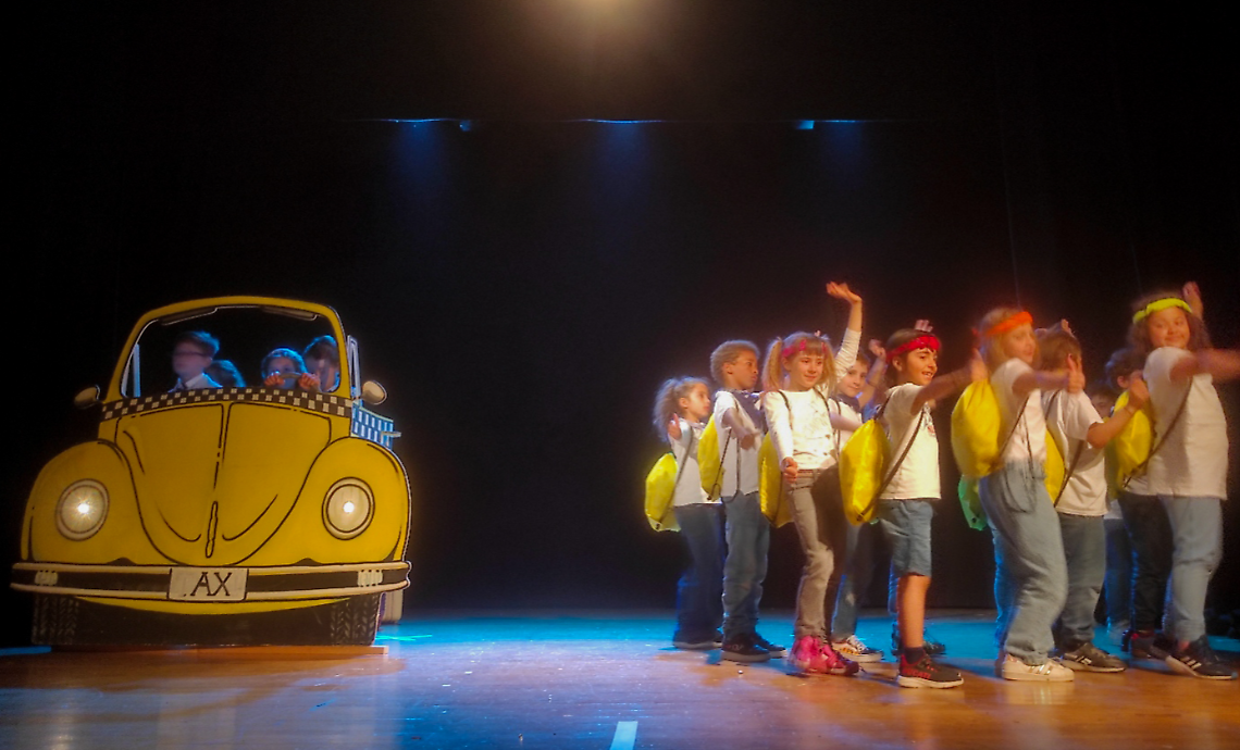 Matteo Chiantore guida i bimbi delle scuole sul palco del Bertagnolio