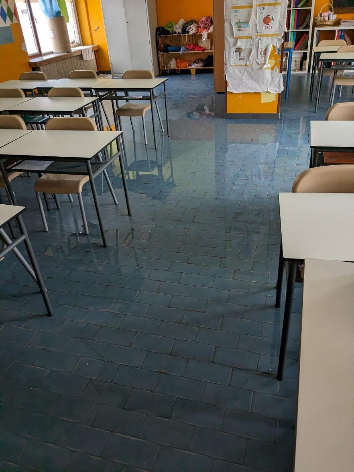 Piove dentro l'aula, classe chiusa fino a fine anno: bambini spostati