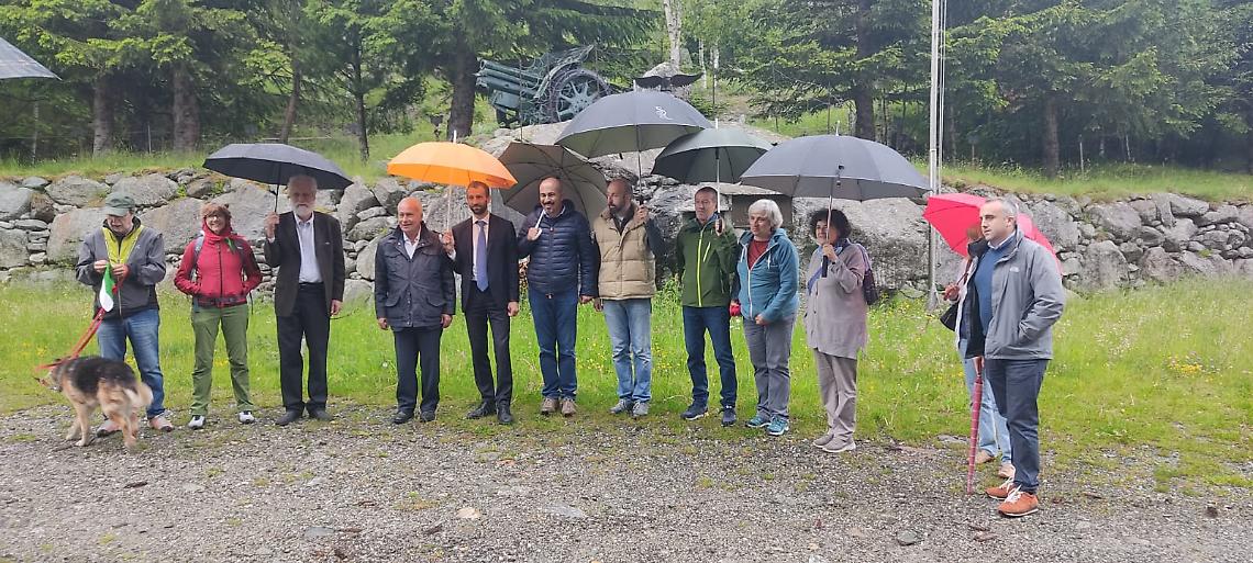 Il gruppo che ha celebrato il 2 giugno a Groscavallo (foto Facebook di Groscavallo Domani)