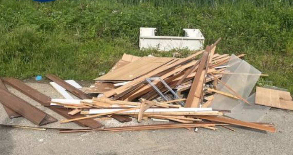 Abbandona rifiuti in strada, beccato: 700 euro di multa
