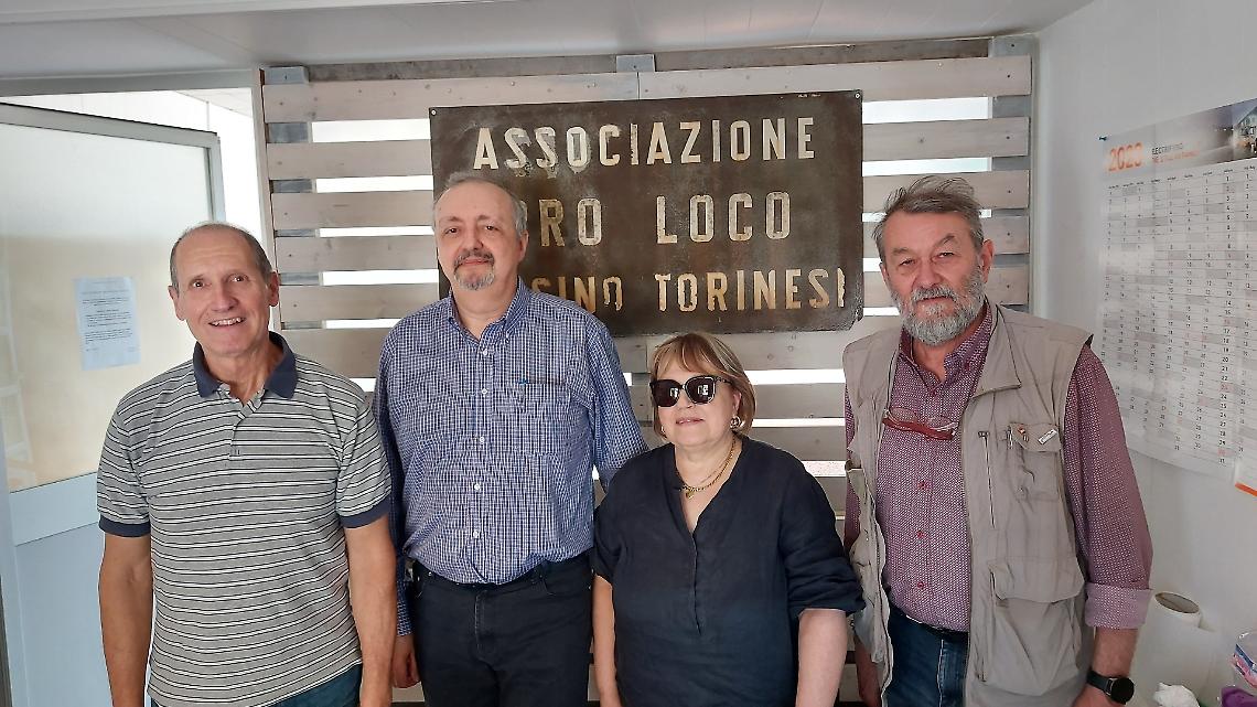 Da sinistra Guido Savio (presidente della Pro Loco), con gli eredi dei Lovazzano e Piercarlo Porporato
