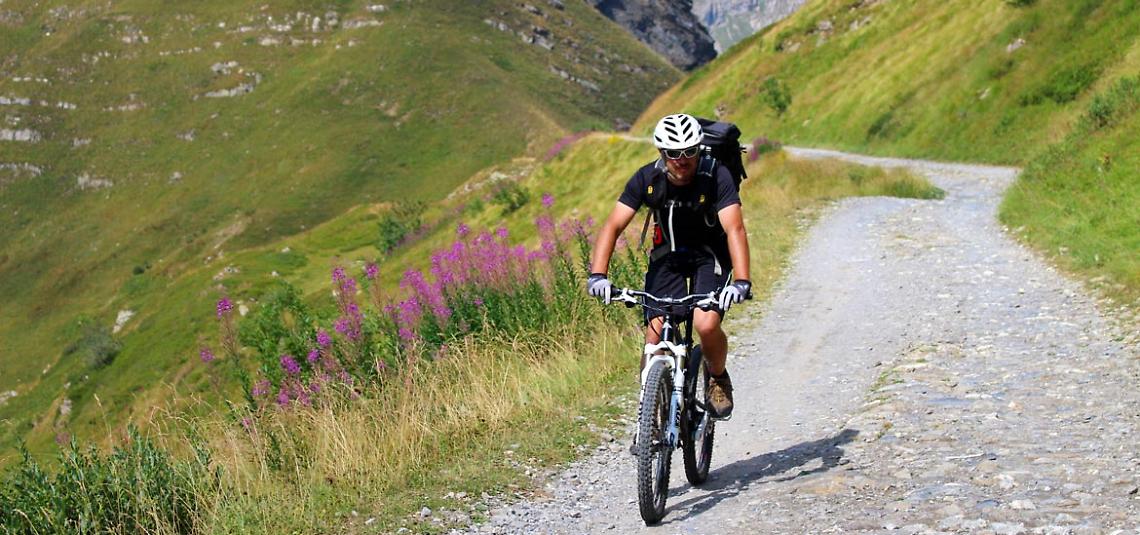 Bicicletta in montagna (immagine d'archivio)