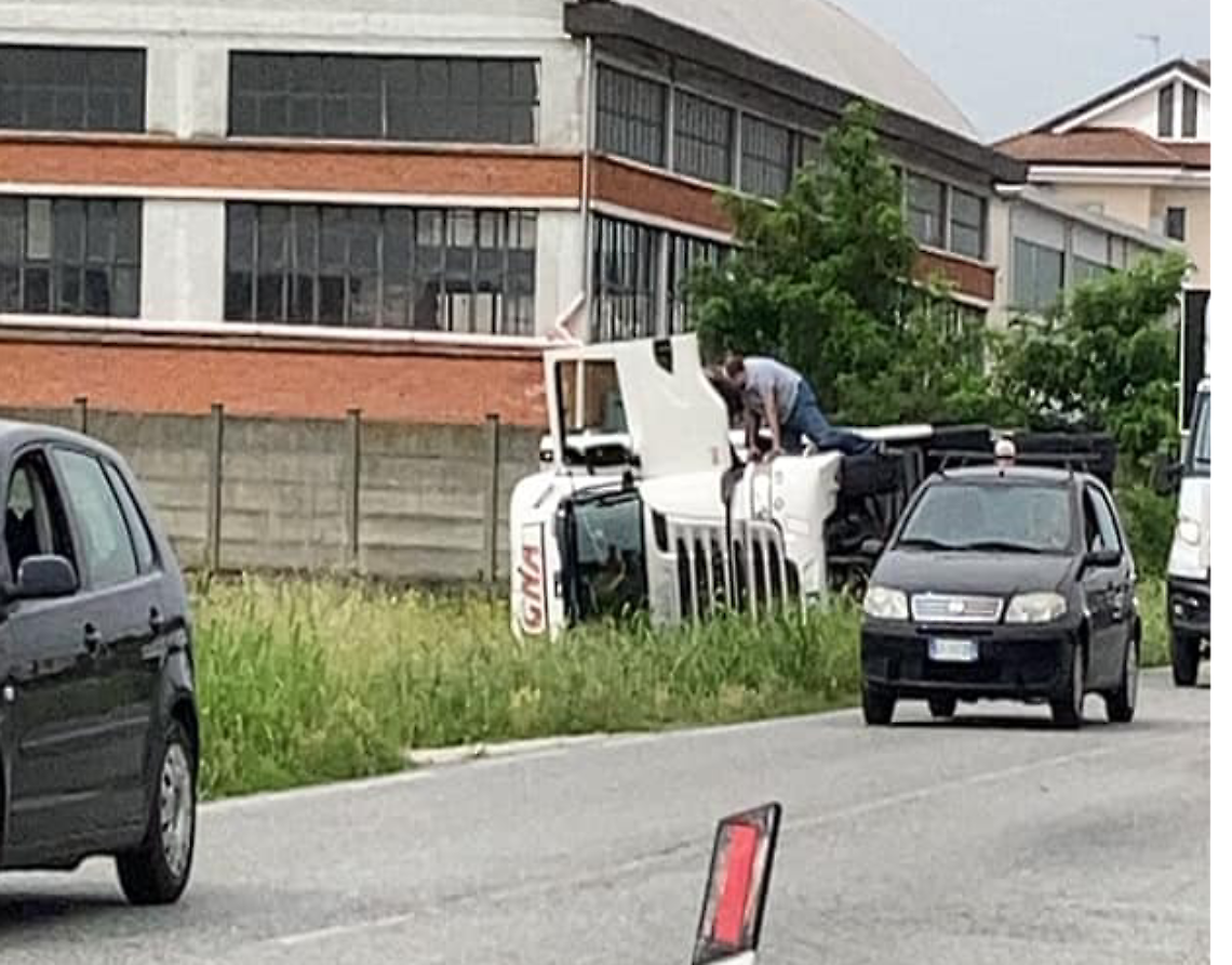 Camion si ribalta e finisce la sua corsa fuori strada