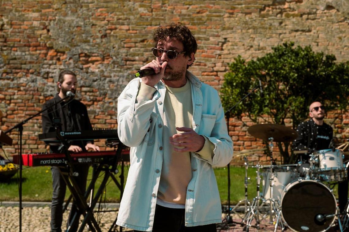 Willie Peyote canta e strappa una "gioia" ai bambini ricoverati al Regina Margherita