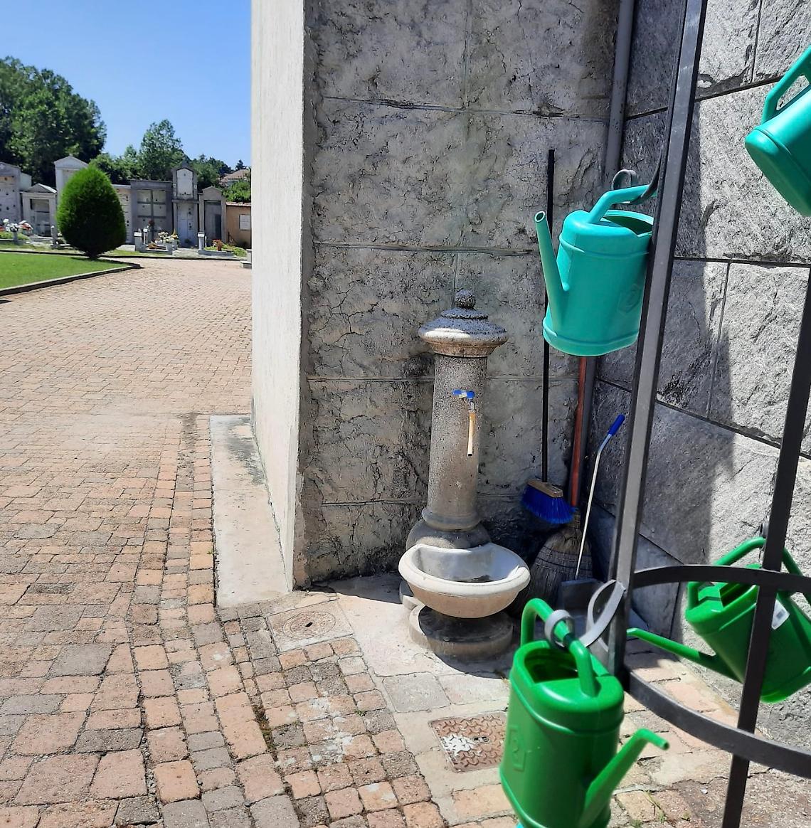 Una delle fontane secche al cimitero comunale