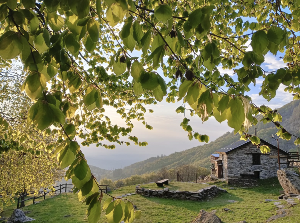 Un'intera giornata nella natura, immersi in uno scenario mozzafiato, fra parole, cibo, libri, teatro e canti