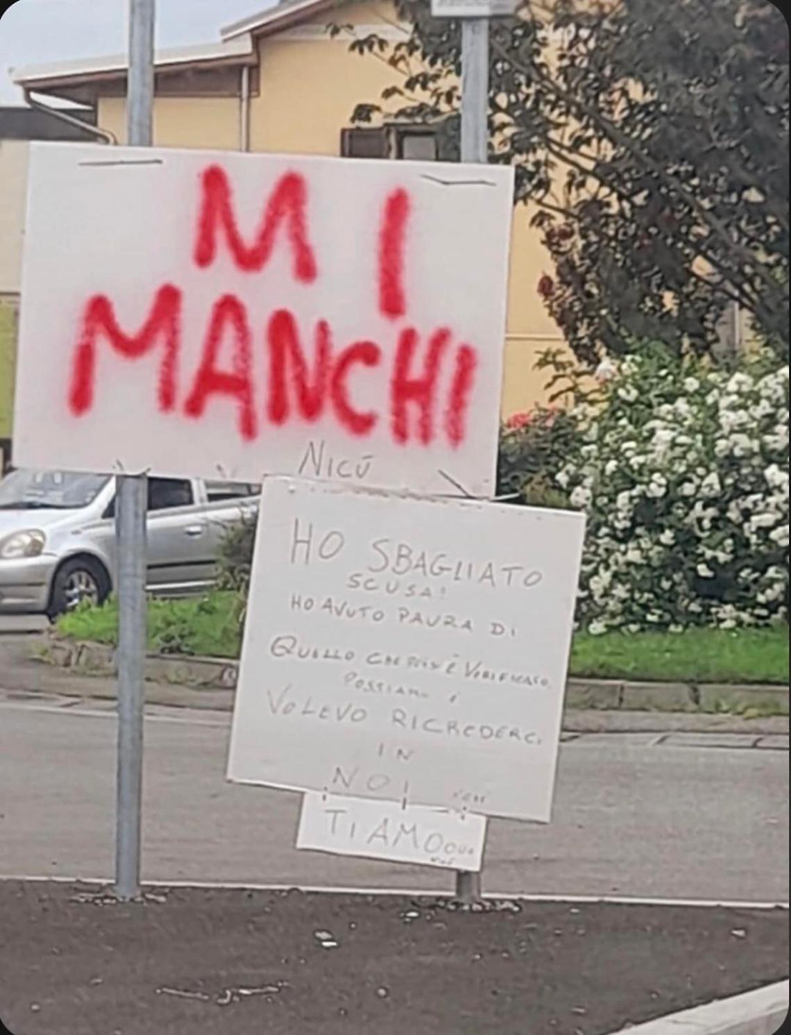 L'amore svelato tra tre cartelli appesi ad un cancello che sta facendo battere il cuore a mezza città