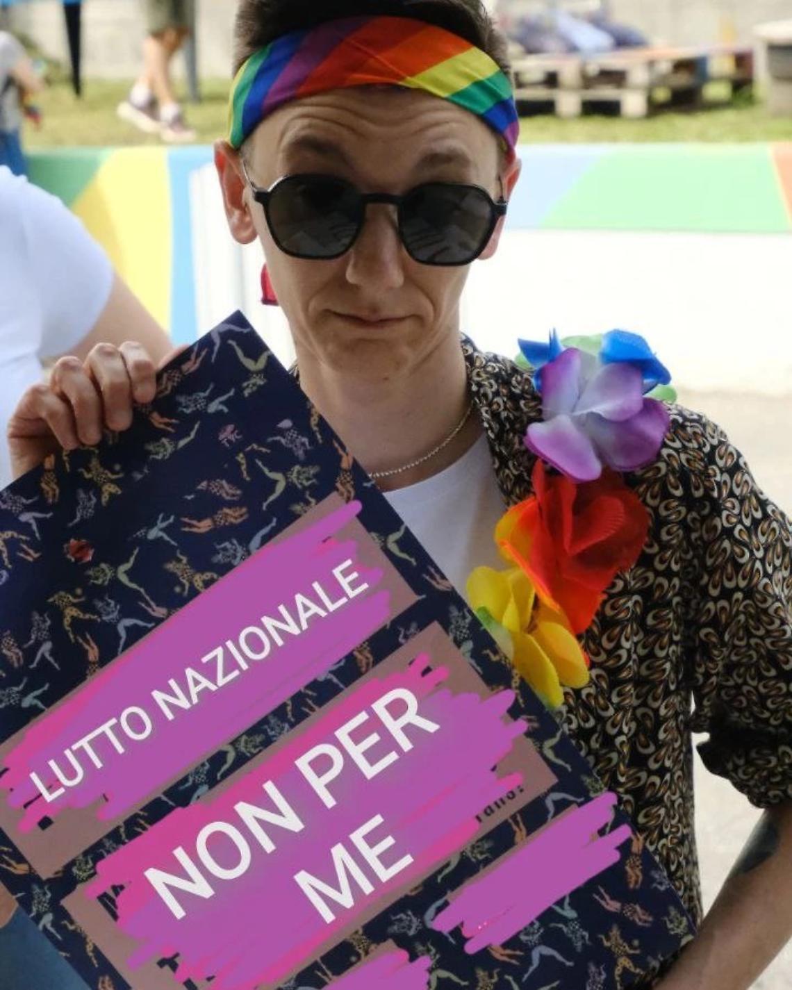 Consigliere comunale di Forza Italia offende il collega transgender uscito dall'aula durate il minuto di silenzio per Berlusconi